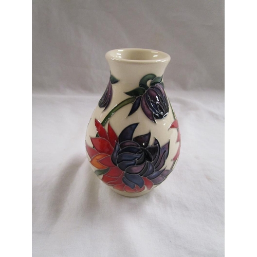 162 - Moorcroft Ruby Red vase 075 by Emma Bossons - H: 14cm