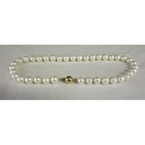 69 - Gold clasped pearl necklace