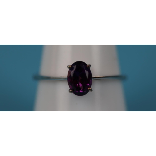 22 - White gold magenta garnet ring (with certificate)