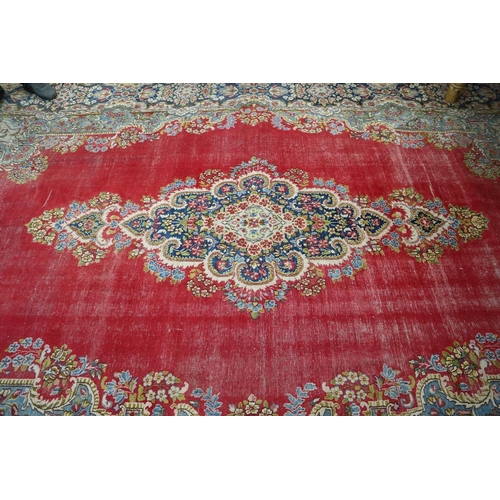 450 - Large fine quality antique carpet with floral pattern - Approx 490cm x 310cm