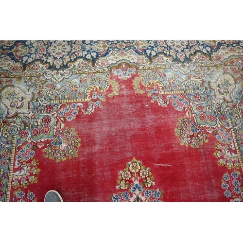 450 - Large fine quality antique carpet with floral pattern - Approx 490cm x 310cm