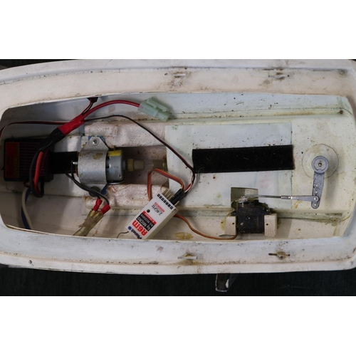 182 - Model RC boat with servo, motor, speed controller and receiver