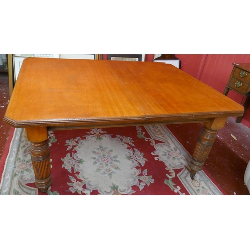 262 - Mahogany Edwardian dining table