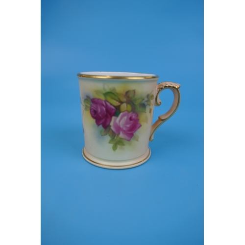 122 - 2 pieces of Royal Worcester signed M Hunt - Flowers on blush ivory background, both signed M Hunt