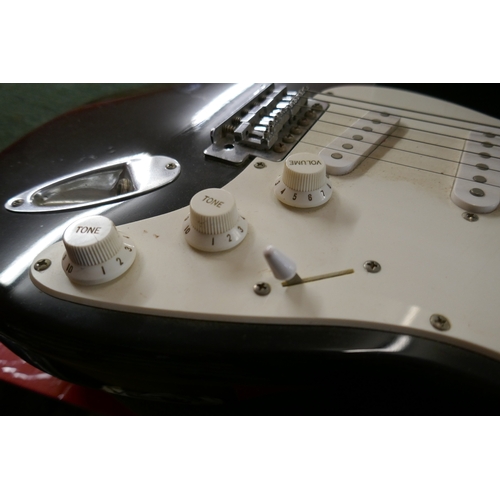 224 - Squire Strat by Fender electric guitar (Affinity series) - Crafted in China - Serial CY99080284 to i... 