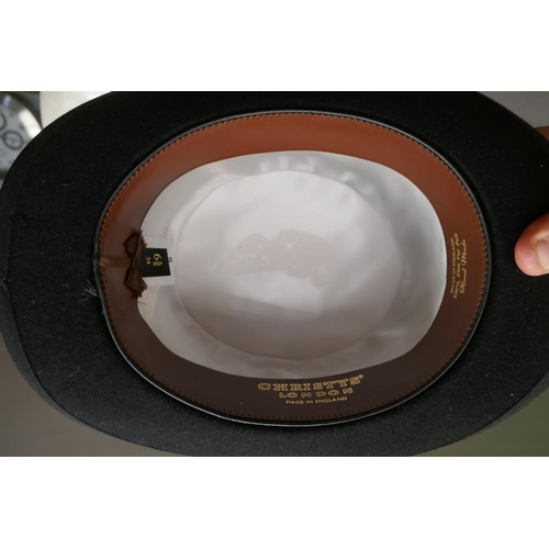 92 - 2 horse riding top hats