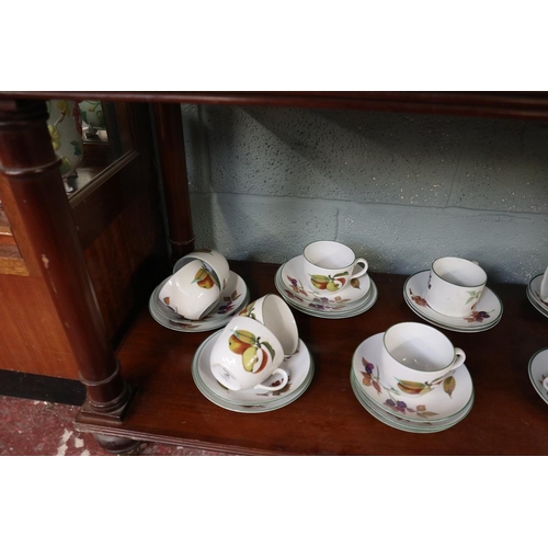 164 - 5 shelves of Royal Worcester Evesham pattern