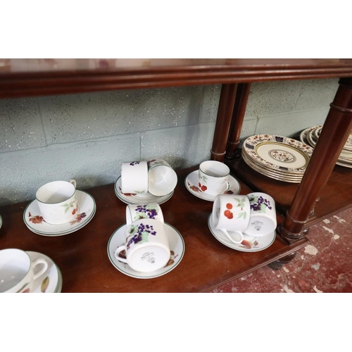 164 - 5 shelves of Royal Worcester Evesham pattern