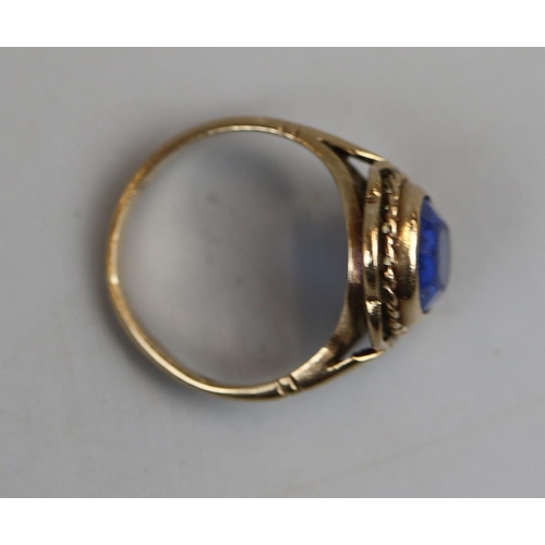 25 - Gold stone set ring, size K