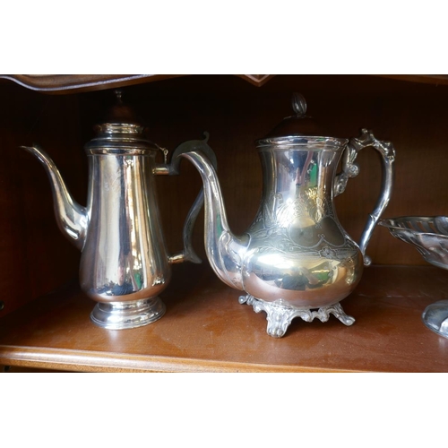 370 - Collection of metalware