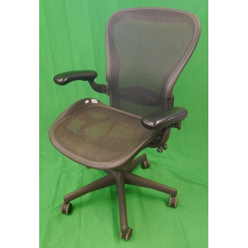 409 - Herman Miller Aeron office chair size c