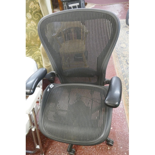 409 - Herman Miller Aeron office chair size c