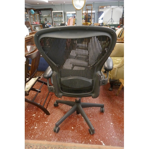 409 - Herman Miller Aeron office chair size c