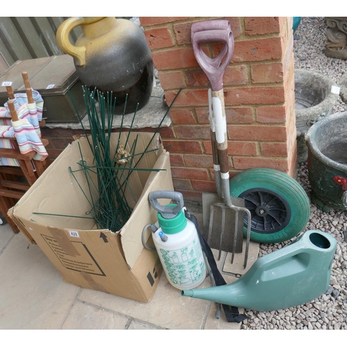 428 - Garden tools to include fork, spade & sprayer etc