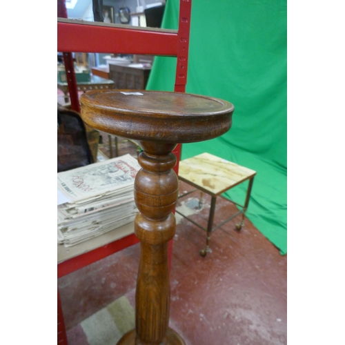 340 - Heavy oak torchère - Approx H: 90cm