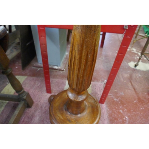 340 - Heavy oak torchère - Approx H: 90cm