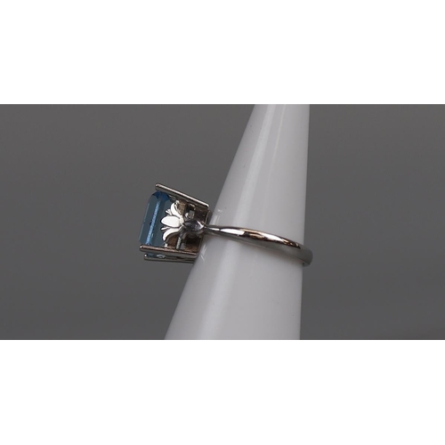 35 - 18ct white gold aquamarine ring, size K½