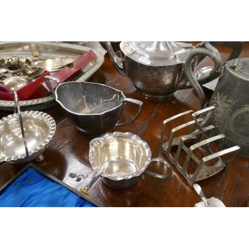 354 - Collection of metalware