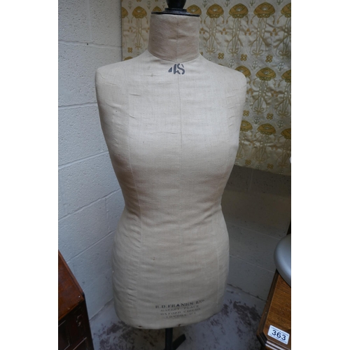 362 - 2 dressmakers mannequins