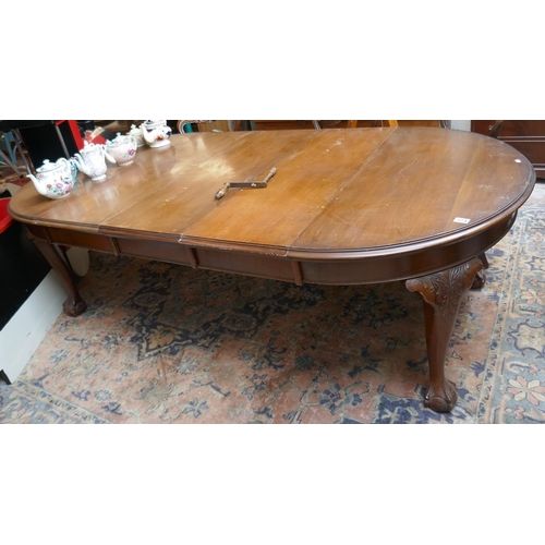 374 - Antique wind-out table on ball and claw feet with 3 leaves - Approx size: L: 240cm W: 120cm H: 72cm