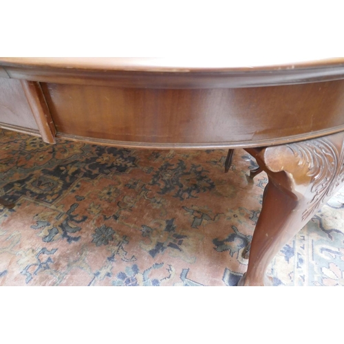 374 - Antique wind-out table on ball and claw feet with 3 leaves - Approx size: L: 240cm W: 120cm H: 72cm