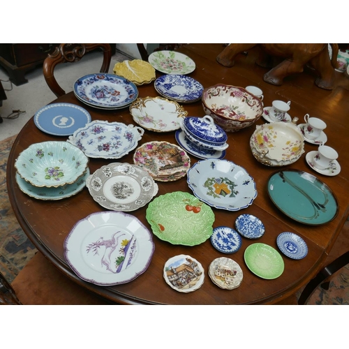 376 - Large collection of ceramics