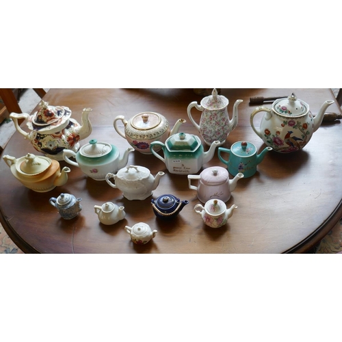 410 - Collection of teapots