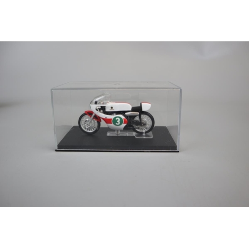 151 - 19 1:24 scale model Yamaha Bikes - No 9