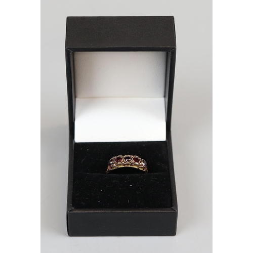 26 - Gold garnet set ring (sizeJ)