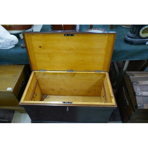 390 - Blanket box with key - Approx size W: 84cm D: 42cm H: 49cm