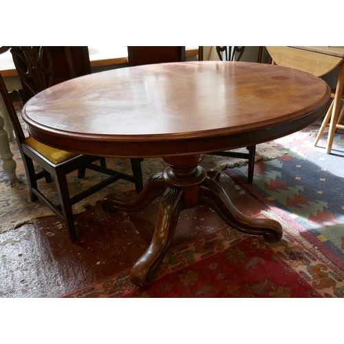 472 - Tilt top loo table