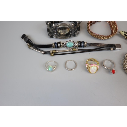 80 - Collection of jewellery to include silver