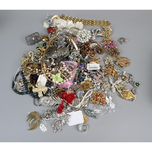 82 - Collection of costume jewellery