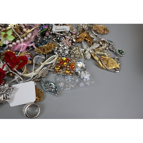 82 - Collection of costume jewellery