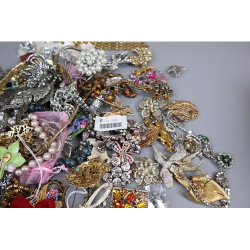 82 - Collection of costume jewellery