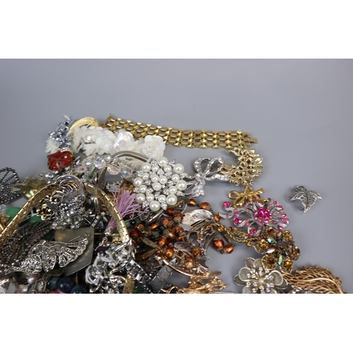 82 - Collection of costume jewellery