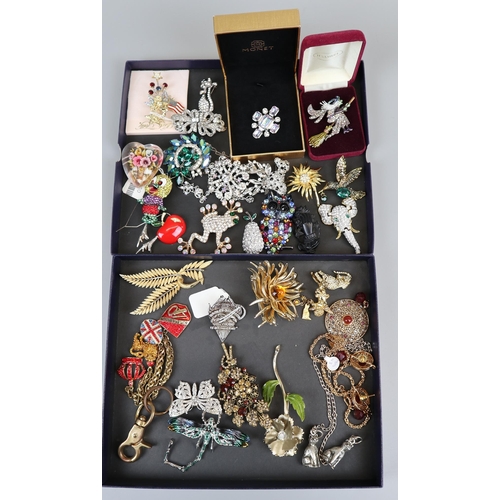 84 - Collection of jewellery - Mostly brooches