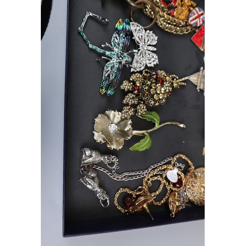 84 - Collection of jewellery - Mostly brooches