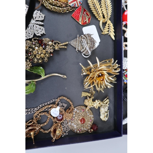 84 - Collection of jewellery - Mostly brooches