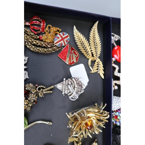 84 - Collection of jewellery - Mostly brooches