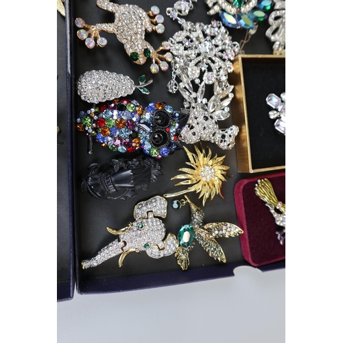 84 - Collection of jewellery - Mostly brooches