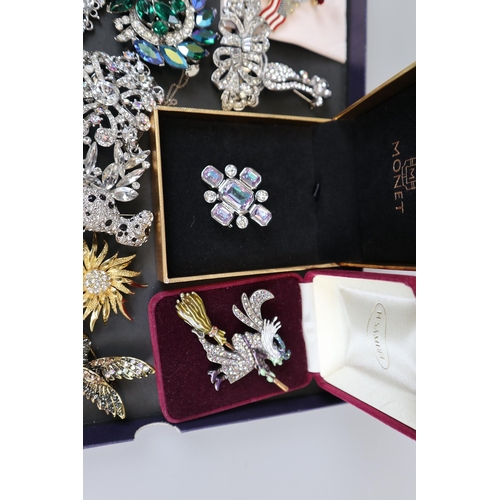 84 - Collection of jewellery - Mostly brooches