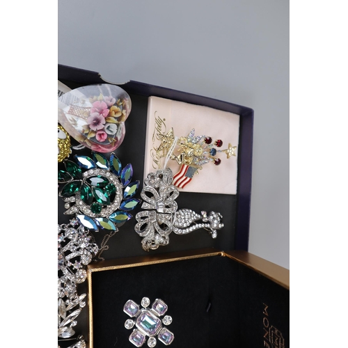 84 - Collection of jewellery - Mostly brooches