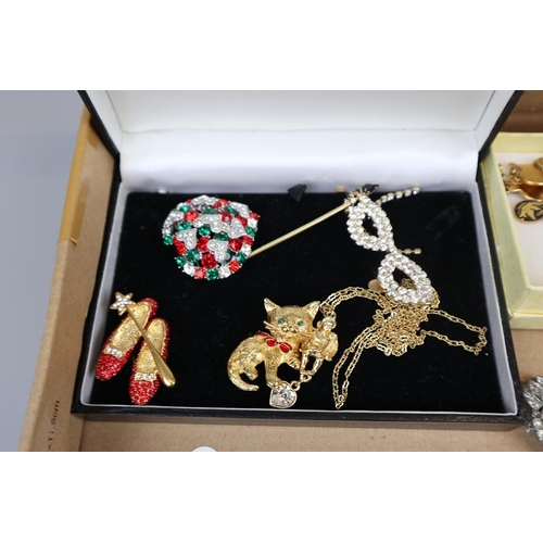 85 - Large quantity of costume jewellery