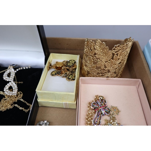 85 - Large quantity of costume jewellery