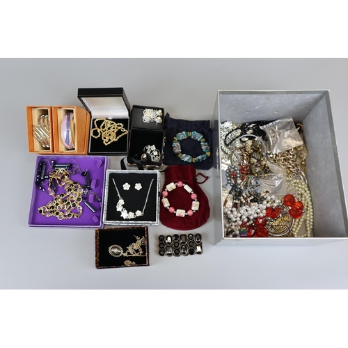 87 - Collection of costume jewellery