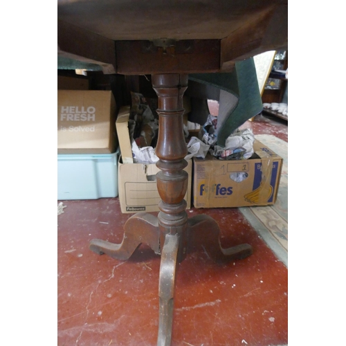 186 - Oak tilt top tripod table