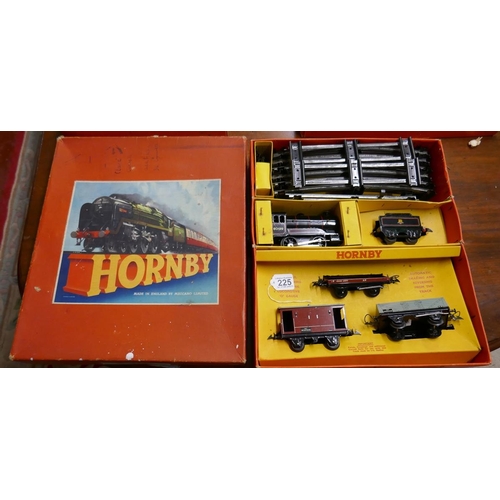 225 - Hornby O Gauge tinplate railway, complete & in original box