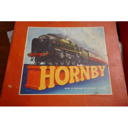 225 - Hornby O Gauge tinplate railway, complete & in original box