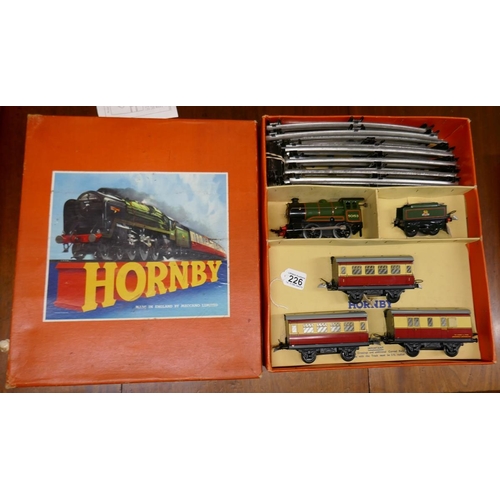 226 - Hornby O Gauge tinplate railway, complete & in original box